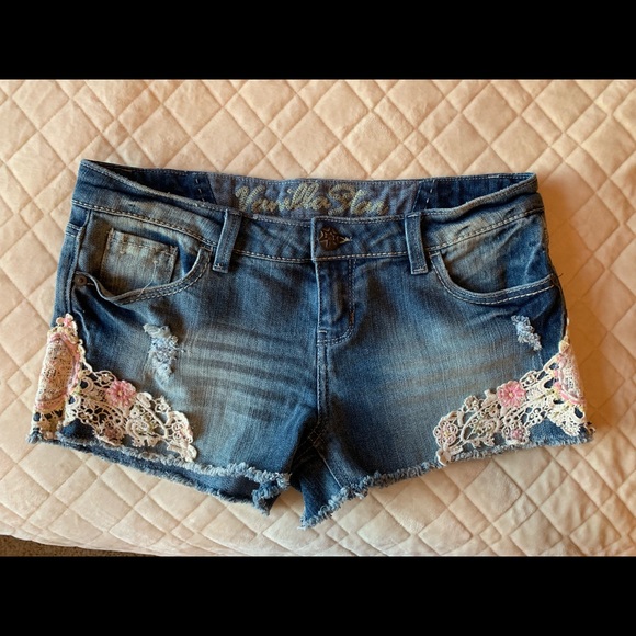 Vanilla Star Shorts - Picture 1 of 3